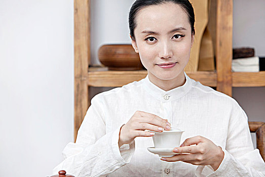 中国女性茶艺师做茶艺