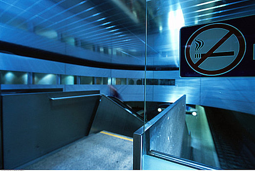 禁止吸烟标志,扶梯,火车站,萨尔茨堡,奥地利