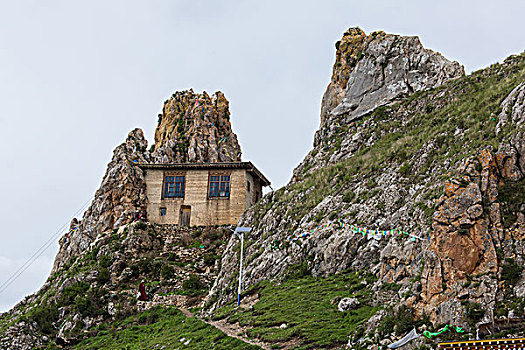 西藏丁青县孜珠山,孜珠寺