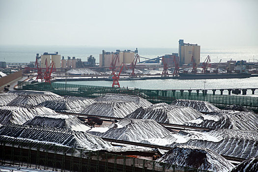 山东省日照市,雪后的港口生产,热辣滚烫
