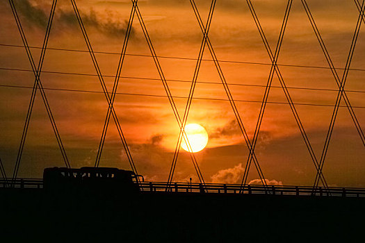 桥上夕阳