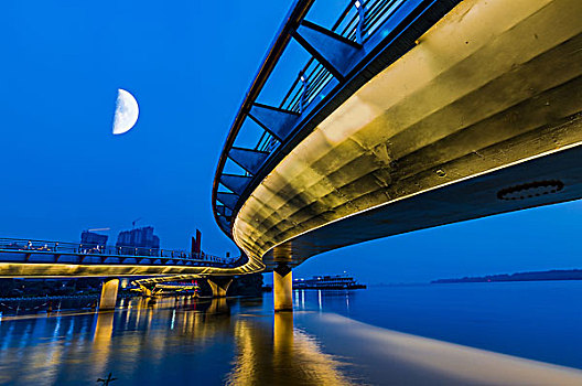 桥拥新月映长江