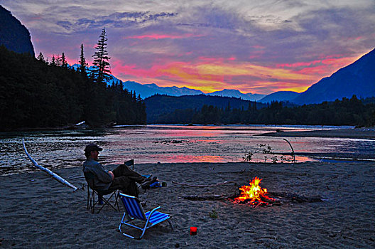 男人,坐,营火,院长,河,不列颠哥伦比亚省,加拿大