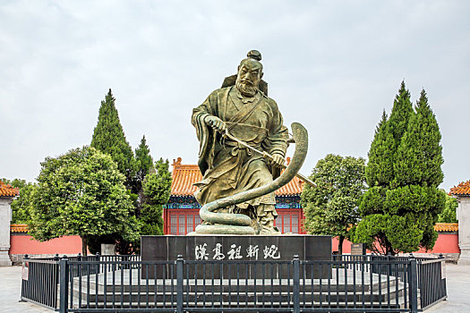 中国河南省永城市汉兴源景区汉高祖斩蛇处雕塑