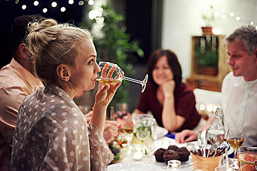 人群,坐,桌子,享受,食物,美女,喝,葡萄酒杯