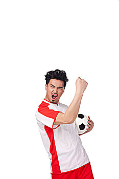 一个穿足球队服抱球呐喊的男青年