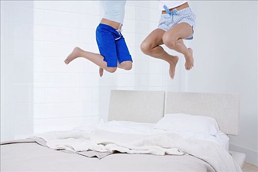 两个人,跳跃,床