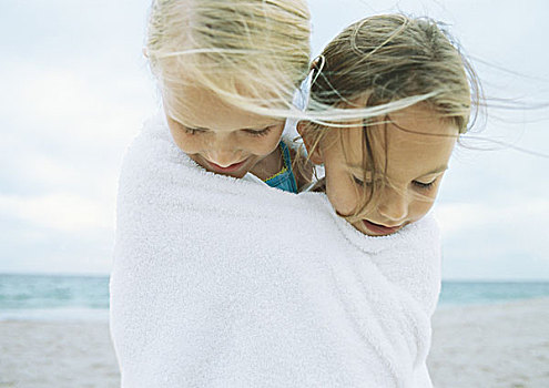两个女孩,包着,相同,毛巾,海滩