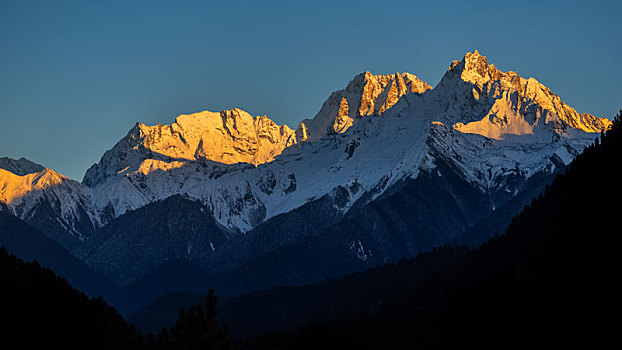 藏东南的,日照金山