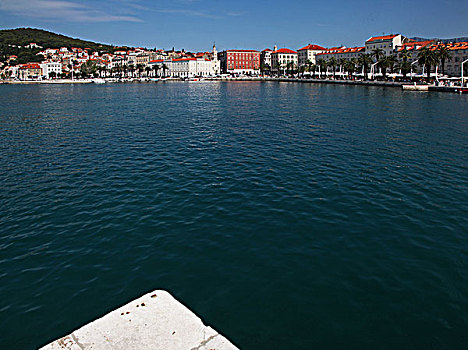 从克罗地亚斯普利特港眺望沿亚得里亚海的库内兹·多马戈伊大街