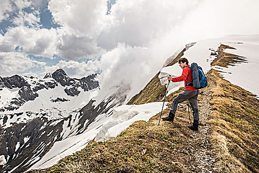 男青年,山,看,山脊,巴伐利亚阿尔卑斯山,奥伯斯多夫,巴伐利亚,德国