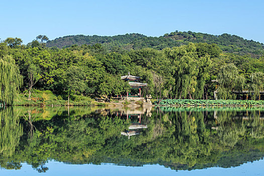 河北省承德避暑山庄风景区内湖泊园林风光