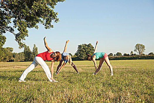 三个女人,年轻,练习,一起,草地