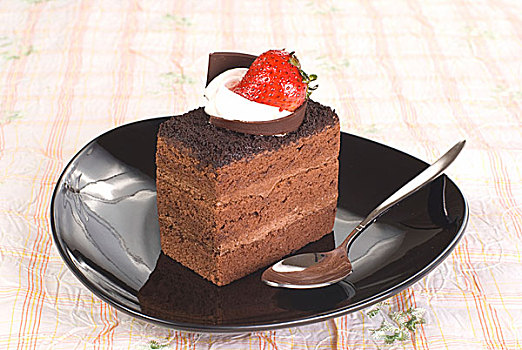 巧克力块,蛋糕,草莓,黑色,盘子,桌子