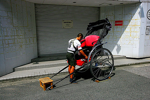 东京浅草寺二天门外还保留着这么传统古老的人力车