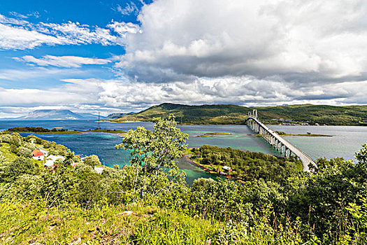绿色,草地,蓝绿色海水,悬挂,公路桥,特罗姆斯,诺尔兰郡,挪威,欧洲