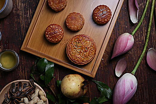 传统广式月饼和荷花及石榴果实
