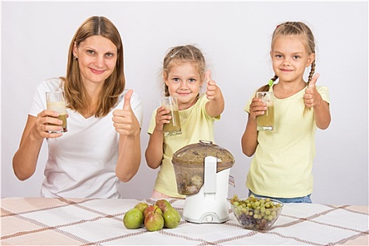 母亲,两个,女儿,展示,竖大拇指,新鲜,准备好,果汁
