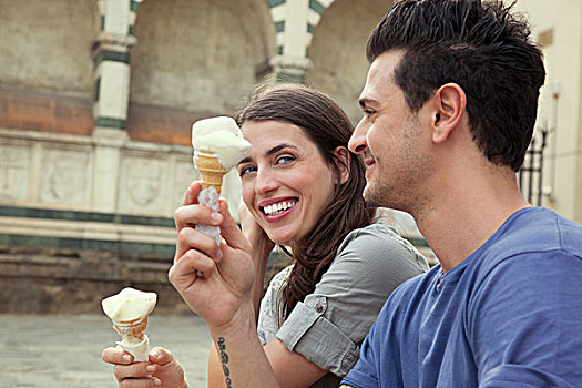 情侣,吃,冰淇淋,新圣母教堂,广场,佛罗伦萨,托斯卡纳,意大利