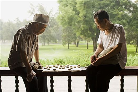 两个男人,坐,户外,玩,棋类游戏