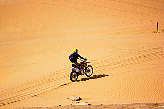 沙漠中的越野摩托车