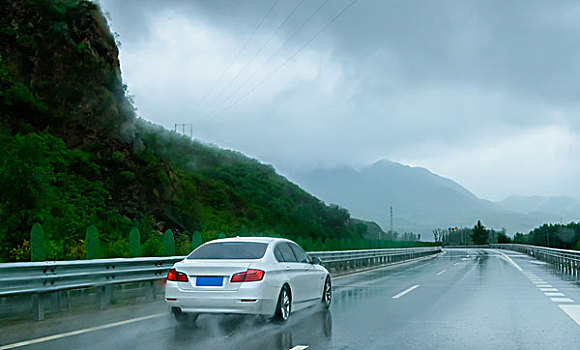 山间公路穿行于云雾之中