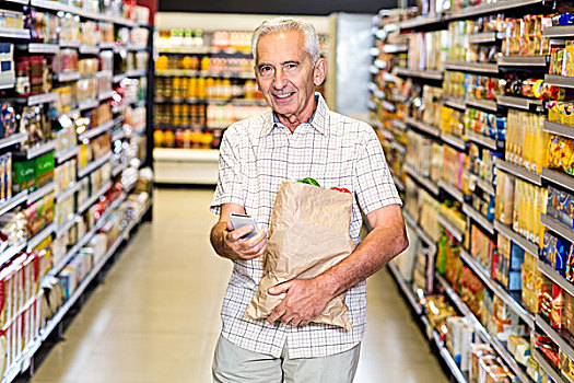 老人,杂货袋,智能手机,超市