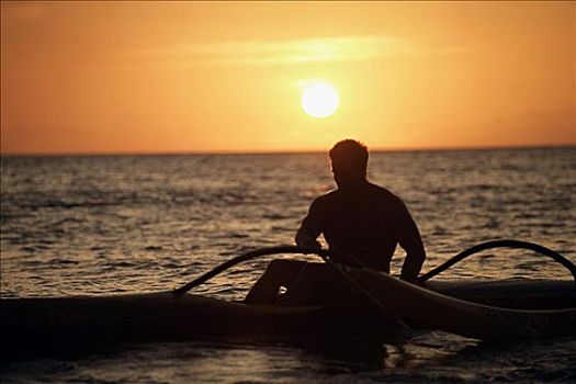 夏威夷,瓦胡岛,剪影,男人,一个,独木舟,海洋,日落,拿着,花环
