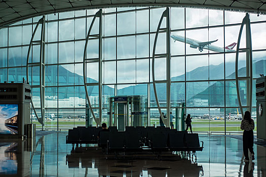 一架国泰港龙航空的飞机正飞离香港国际机场
