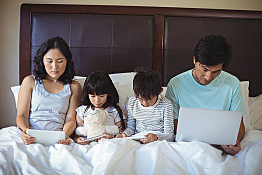 家庭,数码,手机,笔记本电脑,床,卧室,在家