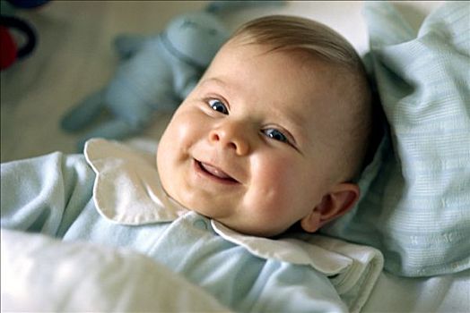 肖像,婴儿,微笑,床上,蓝色,毛绒玩具