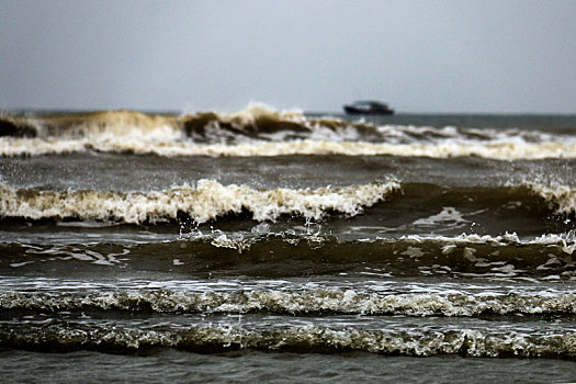 风雨中波涛汹涌的浑浊海滩