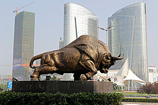 武汉光谷广场的铜牛和建筑