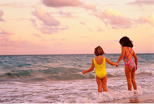 后视图,女孩,泳衣,走,海浪,海滩