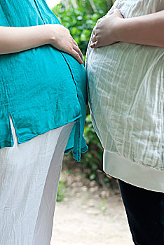 两名孕妇的腹部特写