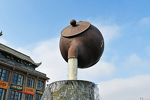 贵州遵义湄潭县城,小茶壶雕塑悬空倒水
