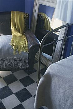 卧室,皮制扶手椅,黑白,石板路,老,镜子,蓝色,墙