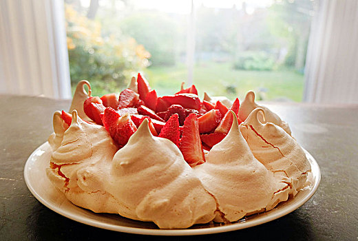 蛋白甜饼,草莓甜点,盘子,特写