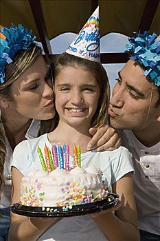 一个,女孩,肖像,拿着,生日蛋糕,父母,吻
