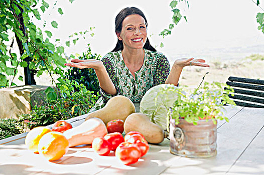 肖像,成年,女人,坐,蔬菜,桌上
