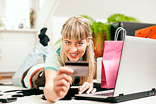 女人,卧,家,客厅,地板,购物,银行,交易,上网,互联网,购物袋,背景,拿着,信用卡