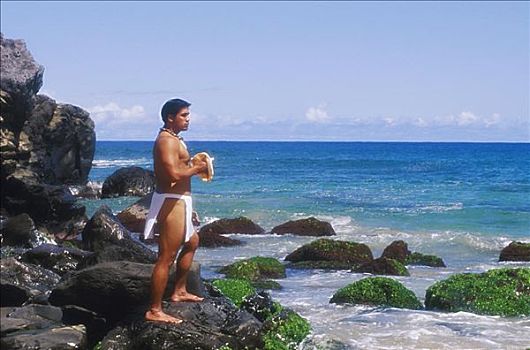 侧面,男青年,站立,石头,拿着,海螺壳,夏威夷,美国