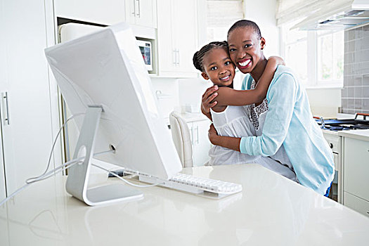 高兴,微笑,母亲,女儿,用电脑,厨房