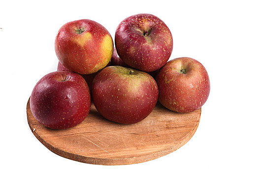 木板上放着一堆丑苹果