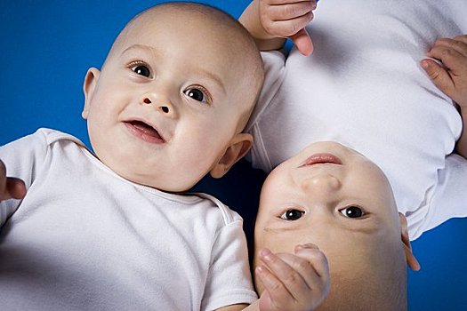 双胞胎,婴儿,仰视