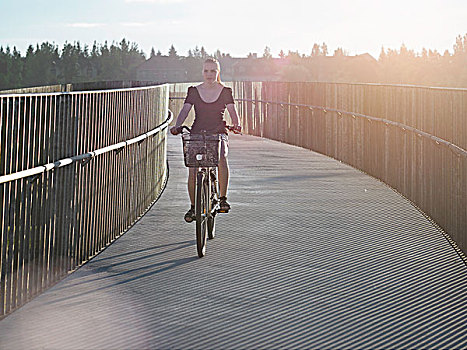 女人,骑自行车,天桥