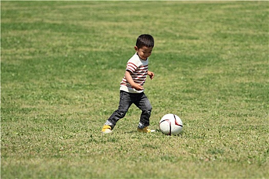 日本人,男孩,踢,足球,3岁
