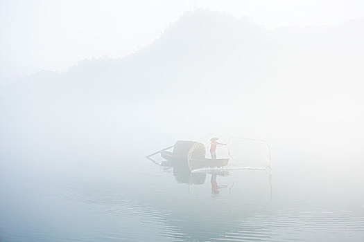 小东江,雾,耶稣光,小船,撒网,捕捞