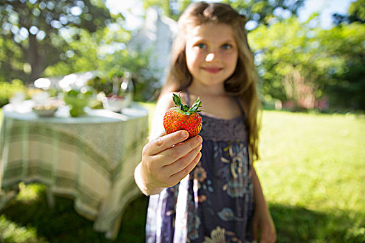 孩子,成年,一起,女孩,拿着,大,新鲜,草莓,水果