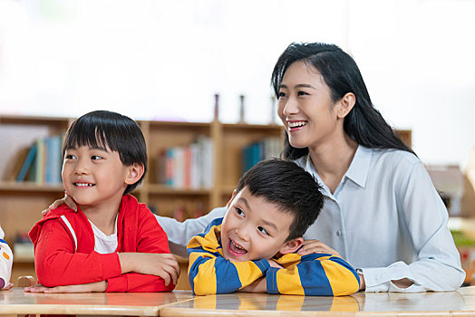 年轻女老师和学生在一起